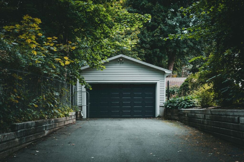 things minimalists declutter before the end of summer