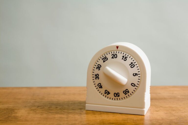 How to Use the Pomodoro Technique to Make Deep Cleaning More Manageable
